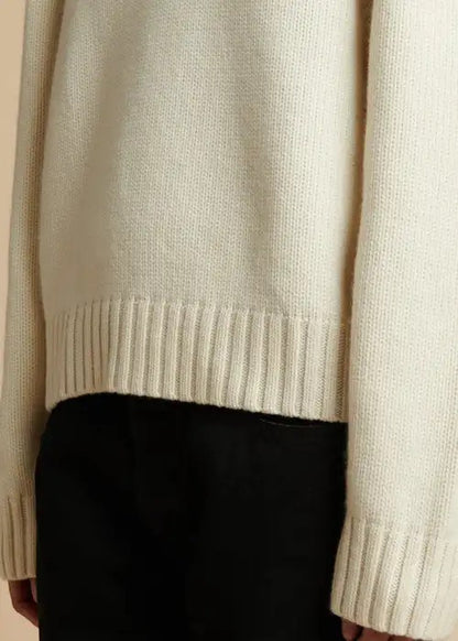 Gładki sweter dzianinowy z okrągłym dekoltem i prążkowaniem